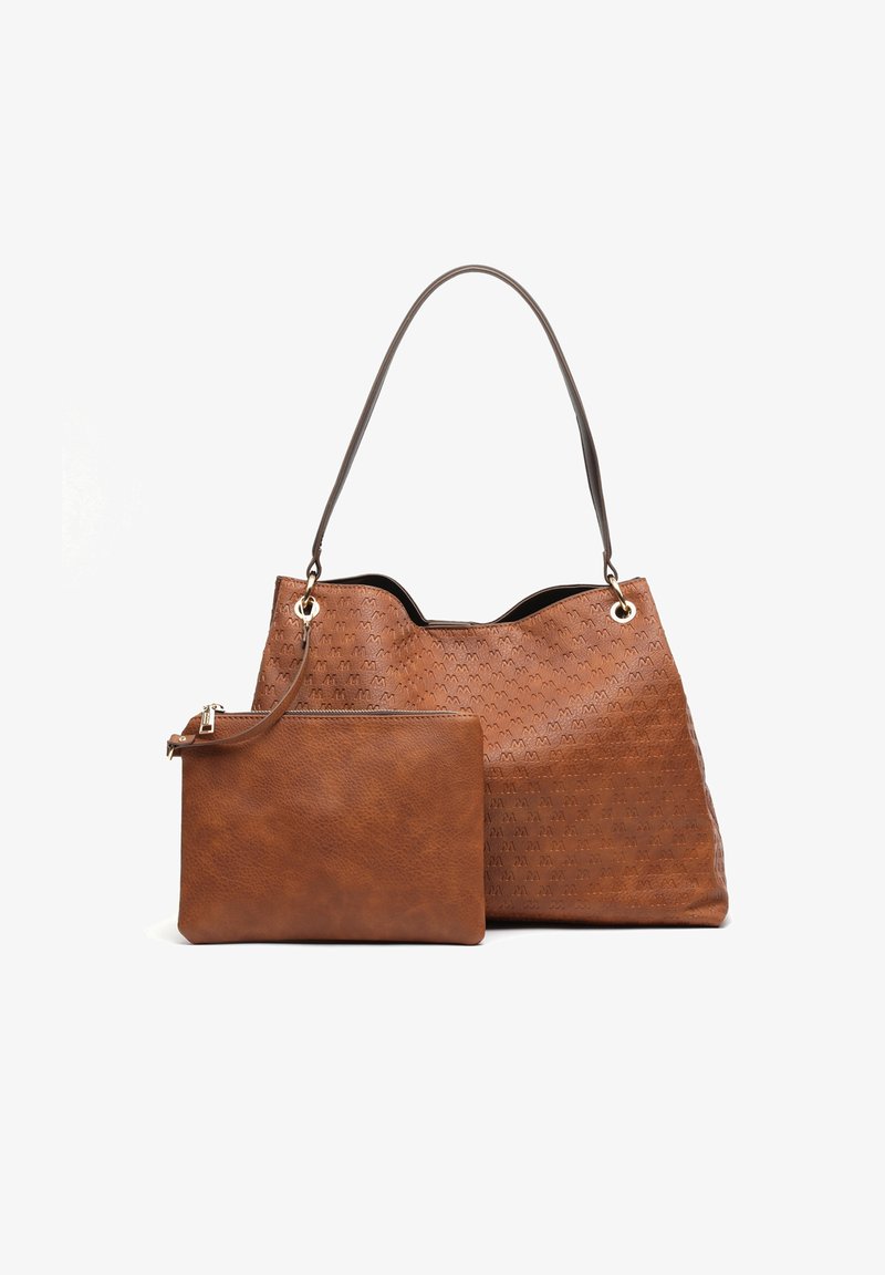 Grand sac à main en cuir marron avec motif embossé et petite pochette assortie avec fermeture éclair à l'avant sur fond blanc.