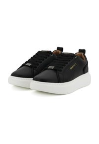 Sneaker in pelle nera con suole in gomma bianca, caratterizzati da lacci neri, dettagli dorati e un interno imbottito color beige.
