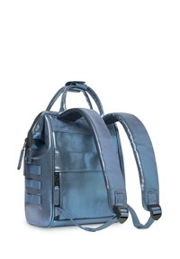 Metallisch blauer Rucksack mit zwei verstellbaren Trägern, einem Oberhandgriff und Reißverschlussfächern. Glatte Textur mit rechteckigen Akzenten.