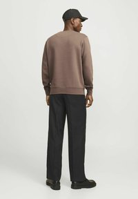 Jack & Jones JORVESTERBRO CREW NECK - Sudadera - deep taupe