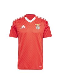 Rotes Fußballtrikot mit V-Ausschnitt, weißen Akzenten und Zickzackmuster. Enthält das Benfica-Logo und die Adidas-Branding. Hergestellt aus atmungsaktivem Material.