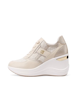 Sneaker beige con zeppa, dettagli in tessuto mesh, lacci e accento dorato su suola bianca spessa, vista laterale.