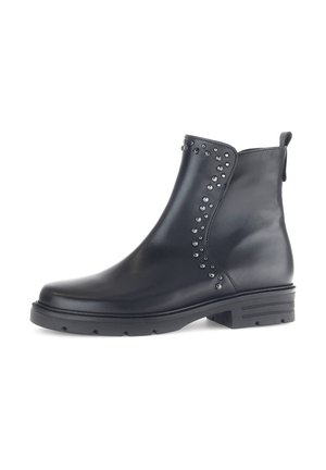 Bottine noire en cuir lisse, ornée de clous décoratifs sur le côté, avec un petit talon bloc et une languette à l'arrière.