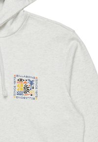 Lys grå hoodie lavet af blødt stof. Har et farverigt logo med geometriske og plante-motiver, omkranset af "BILLABONG" og "SINCE 1973."
