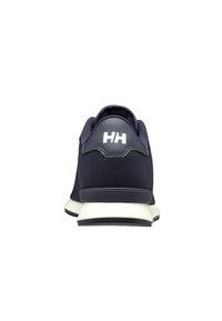 Sneaker in tessuto navy con tomaia in rete, accenti grigi e logo bianco sul tallone. Presenta una suola ammortizzata e un colletto imbottito per il comfort.