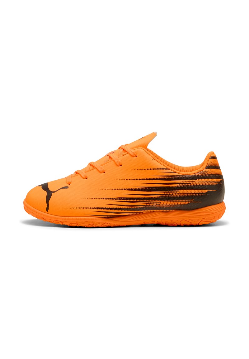 Orangene Sportschuhe mit einem eleganten Design, das einen Farbverlauf von Orange zu Schwarz aufweist, einer strukturierten Oberfläche und Schnürsenkeln für einen sicheren Halt.