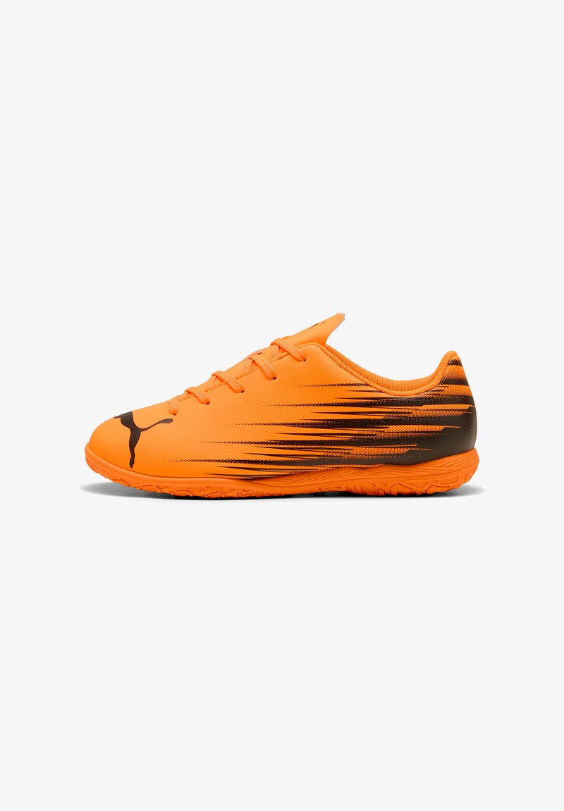 Orangene Sportschuhe mit einem eleganten Design, das einen Farbverlauf von Orange zu Schwarz aufweist, einer strukturierten Oberfläche und Schnürsenkeln für einen sicheren Halt.