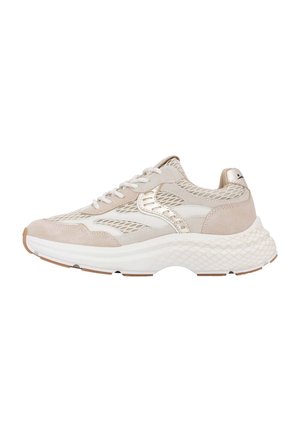 Beige atletisk sneakersko med mesh- og ruskindsmaterialer, tyk hvid sål, metalliske detaljer og snørebåndslukning. Let afrundet tådesign.