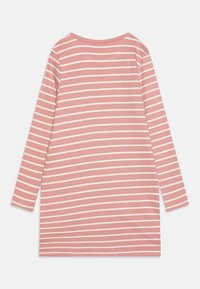 Camicia a maniche lunghe in tessuto morbido e leggero, con uno sfondo rosa e righe orizzontali bianche, e un classico scollo tondo.