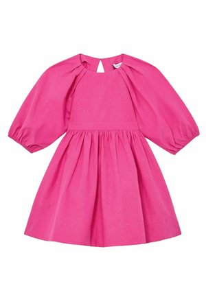Lyserød kjole til småbørn med puffede trekvartærmer, indsnævret talje og en nøglehulåbning i nakken bagpå.