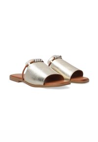 Metallic guld slide sandaler med åben tå, tekstureret overdel og brun sål. Har flettet detalje på den øverste rem.