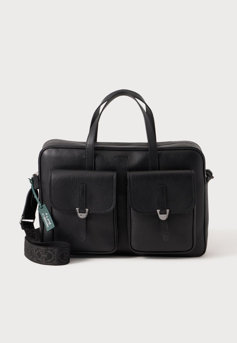 Serviette en cuir noir avec deux poches avant, fermoirs argentés, doubles poignées et une bandoulière amovible avec un design à motifs.