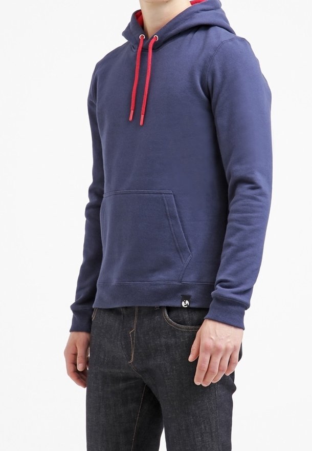 Felpa blu navy con cordino rosso, tasca frontale e tessuto morbido; presenta un piccolo logo sull'orlo sinistro inferiore.