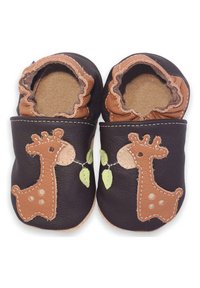 Bruine leren babyschoenen met een zachte tan voering, voorzien van een gestikte giraffe op de voorkant en bladerenaccenten.