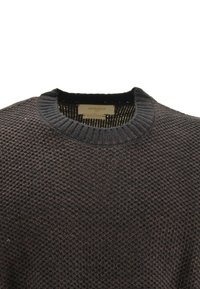 Maglione marrone lavorato a maglia con motivo strutturato, collo a girocoste e etichetta tessuta all'interno con il marchio "MARKUP".