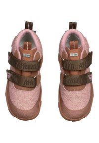Zapatos infantiles en rosa y marrón con parte superior de tela, tiras de velcro, suelas texturizadas y un logo en el lateral.