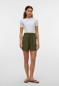 Camiseta corta de color gris claro con mangas cortas, combinada con pantalones cortos de cintura elástica en color verde oliva. Detalles adicionales incluyen un cordón de ajuste y un corte relajado.