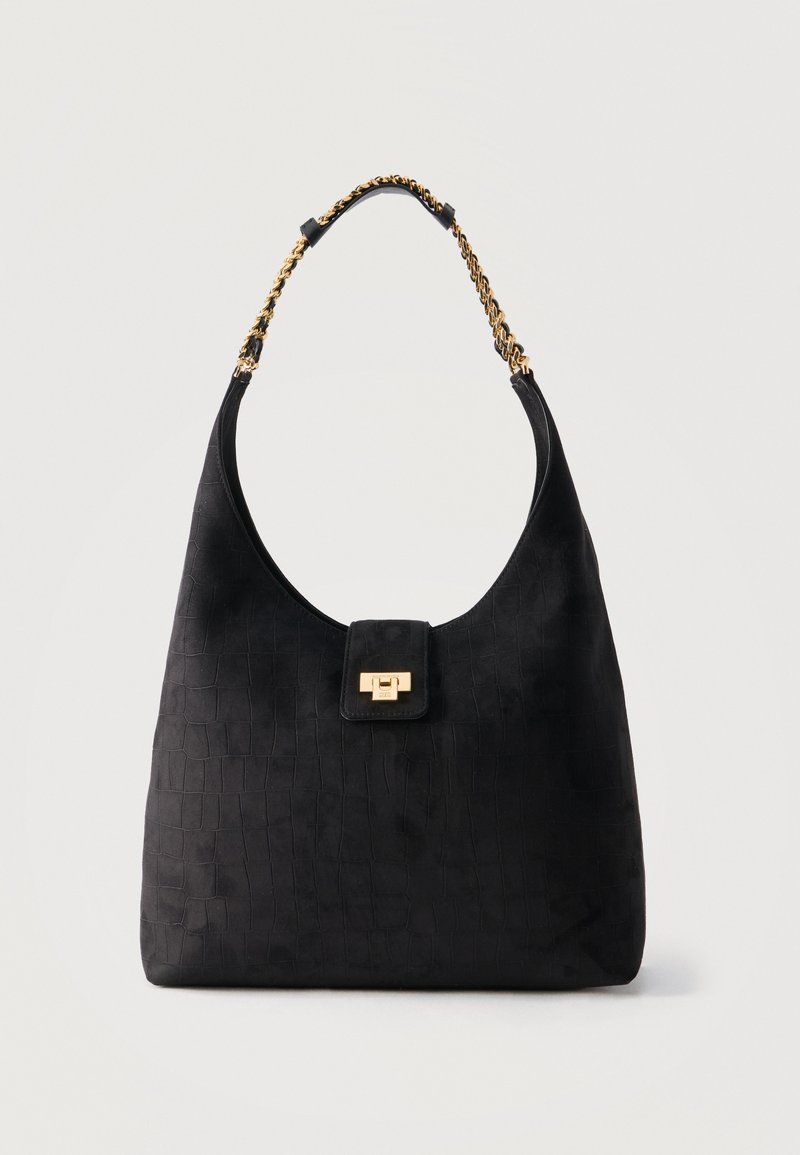 Μαύρη τσάντα χειρός με υφή κροκόδειλου, χρυσή αλυσίδα λουρί και χρυσή ορθογώνια πόρπη σε λευκό φόντο.