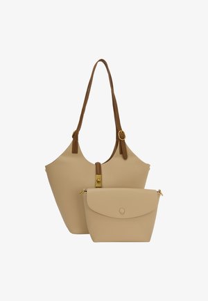 Bolso de cuero beige con una correa marrón y accesorios dorados. Incluye un estuche beige extraíble con una solapa redondeada y cierre de botón.