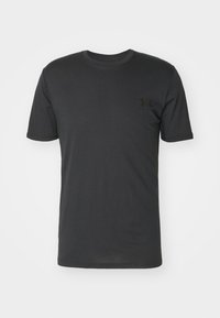 Černé tričko s krátkým rukávem z hladkého materiálu, s kulatým výstřihem a malým logem na hrudi. Jednoduchý design bez vzorů nebo akcentů.
