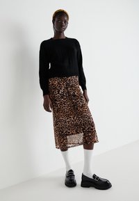 Noisy May NMELIF OVERLOCK CALF SKIRT - Pieštukinis sijonas - black
