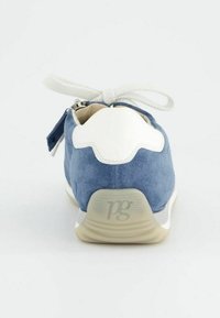 Helle blaue Wildleder-Sneaker mit einer weißen Lederferse, textilen Schnürsenkeln, einem Reißverschluss an der Seite und einer leichten Gummisohle.