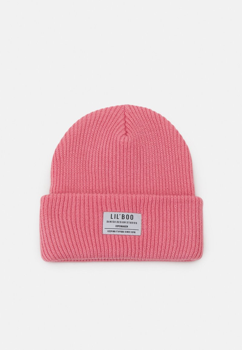 Berretto lavorato a maglia rosa con texture a coste e risvolto. Presenta un'etichetta rettangolare con dettagli del marchio e della posizione cuciti.