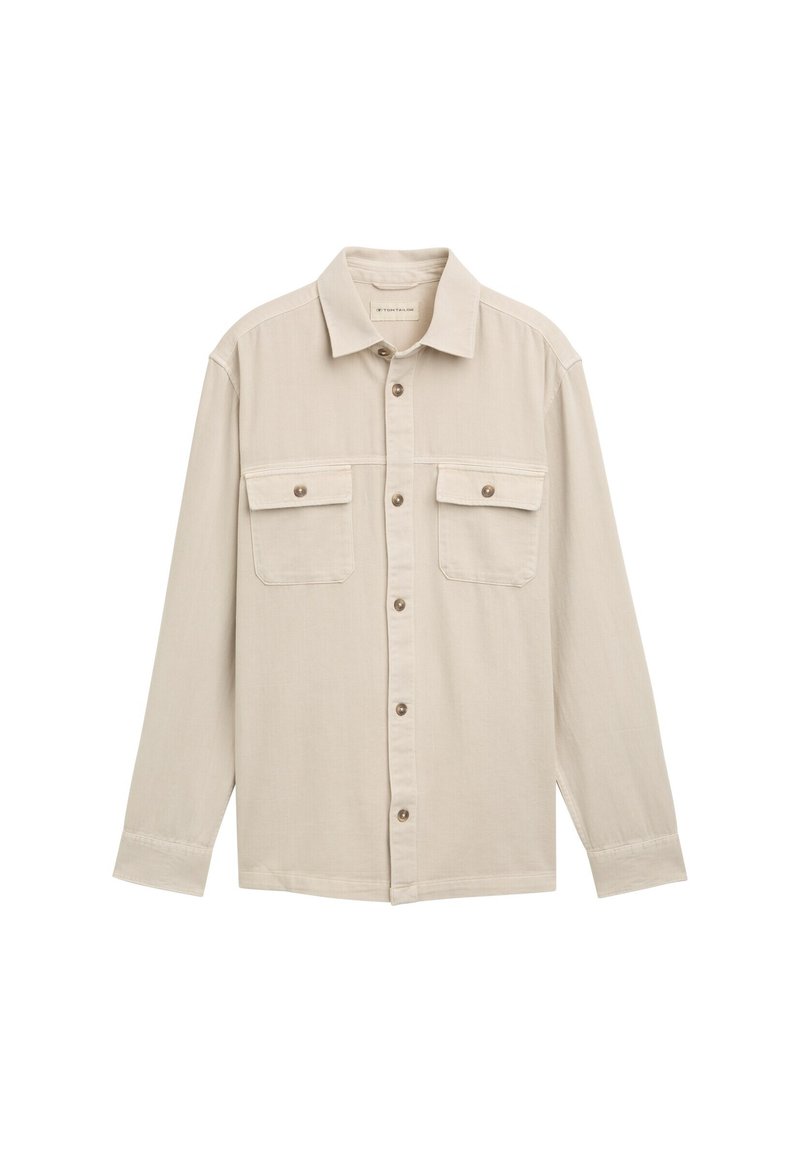 Beige button-up shirt van lichtgewicht stof. Voorzien van een klassieke kraag, twee borstzakken met knoopflappen en lange mouwen.