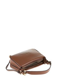 Borsa a tracolla in pelle marrone con finitura testurizzata, forma rettangolare, scomparti con zip e tracolla regolabile. Hardware color oro.