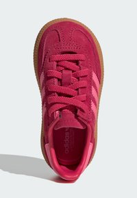 Rosa mockaläder sneakers med matchande sn�ören och tre rosa ränder. Har en strukturerad gummisula och vadderad krage för komfort.