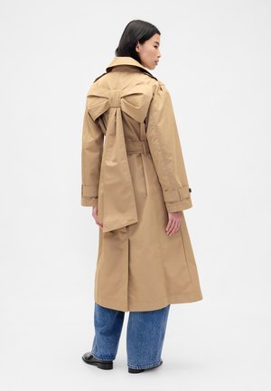 GAP GAP SANDY LIANG BOW-BACK TRENCH COAT - Trench - mojave
