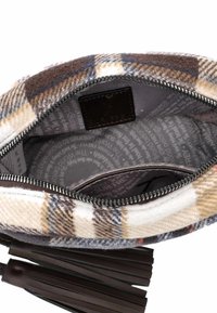 Hnědo-krémová kostkovaná látková taštička se zipem na vrchu, оснащена texturovaným vnitřkem a hnědými třásněmi.