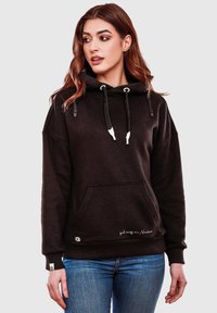 Sudadera negra con capucha, bolsillo tipo canguro, cierres de cordón y puños de punto. Presenta texto blanco a lo largo del dobladillo.