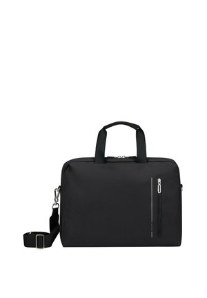Schwarze Laptoptasche aus strapazierfähigem Material mit zwei Griffen, verstellbarem Gurt, vorderer Reißverschlusstasche und schlanker, rechteckiger Form.