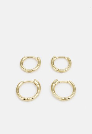 Pendientes de aro de oro, cuatro piezas, acabado suave, diseño redondeado, con tamaños variados, que cuentan con un cierre articulado para una fácil colocación.