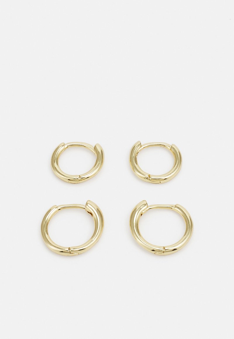 Brincos em ouro, quatro peças, acabamento liso, design arredondado, tamanhos variados, com fecho articulado para fácil uso.