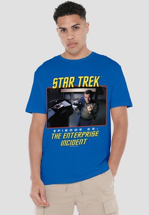 Blaues Baumwoll-T-Shirt mit einem grafischen Druck einer Star Trek-Szene und Text. Das Shirt hat einen Rundhalsausschnitt und kurze Ärmel.