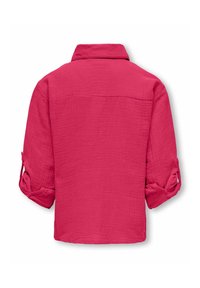 Camisa fucsia con tejido texturizado, cuello con solapa y hombros doblados. Presenta un dobladillo recto y una única costura en el yugo trasero.