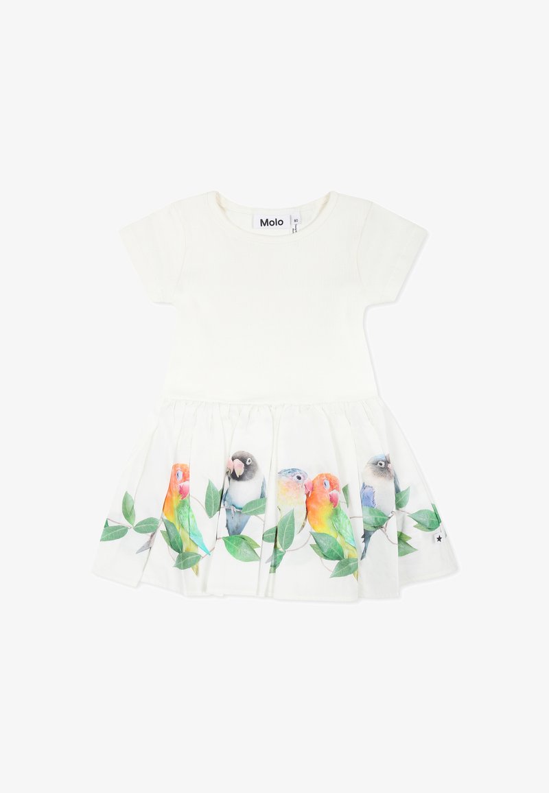 Robe en coton blanc à manches courtes, avec un motif coloré d'oiseaux sur la jupe et des accents de feuillage. Étiquette de la marque Molo au niveau du col.
