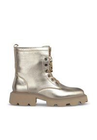 Stivali alla caviglia metallici dorati con suola beige chunky, dotati di lacci, occhielli argentati e una chiusura con zip laterale. Texture liscia.
