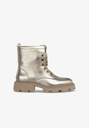 Bottes de cheville dorées métalliques avec une semelle épaisse beige, dotées de lacets, d'œillets en argent et d'une fermeture zippée sur le côté. Texture lisse.