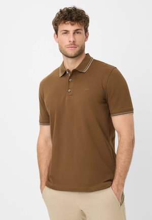 Bruine poloshirt met contrasterende witte strepen op de kraag en mouwen, voorzien van drie knopen en een zachte, gevarieerde stof.