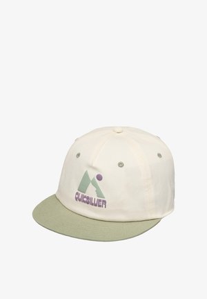 Biała czapka z sześcioma panelami, z płaskim jasnooliwkowym daszkiem i logo Quiksilver w zielono-fioletowych kolorach na przednim panelu.