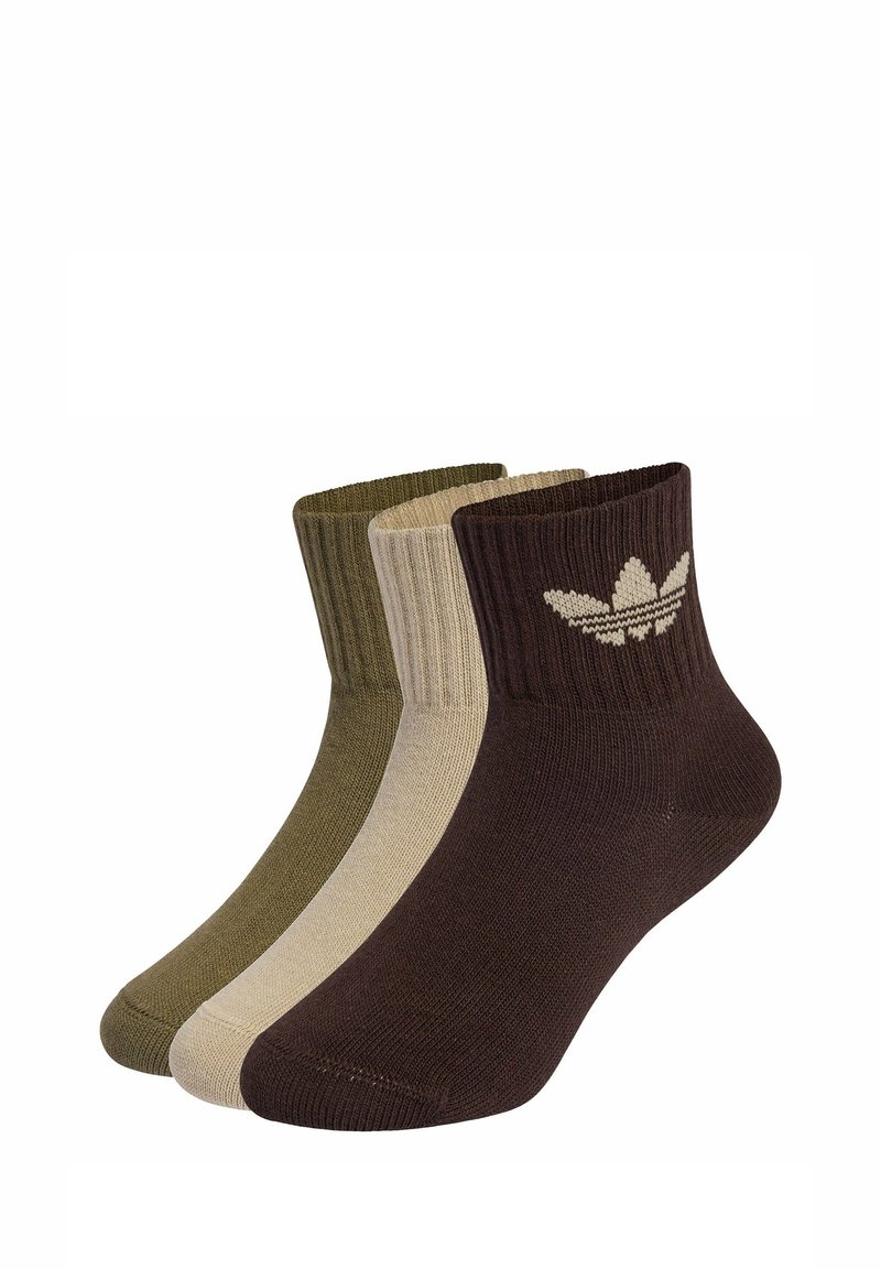 Trzy pary skarpetek kostkowych w kolorze brązowym, oliwkowym i beżowym. Żebrowane mankiety i logo liścia na brązowej skarpetce. Miękki materiał i dopasowany krój.