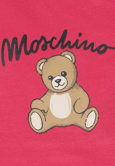 Illustrazione di un orso di peluche marrone con dettagli color crema sotto il testo corsivo nero "Moschino" su uno sfondo di tessuto rosa brillante.