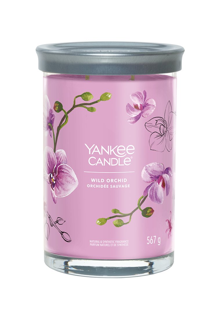 Barattolo di candela in vetro rosa con coperchio grigio. Presenta illustrazioni floreali di orchidee. L'etichetta riporta "Yankee Candle Wild Orchid," con il peso in grammi.