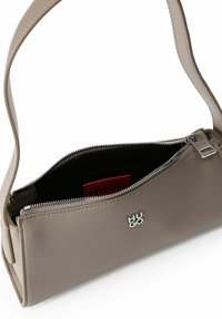 Bolso de hombro de cuero color topo con cremallera plateada, logo HU GO en el frente y interior negro con etiqueta roja HU GO en el interior.