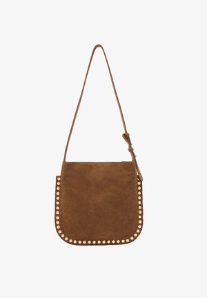 Brązowa zamszowa torebka na ramię o płaskim kształcie, zaokrąglonych rogach i dekoracyjnych jasnych ćwiekach wzdłuż krawędzi. W zestawie regulowany pasek.