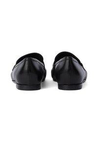 Balerini din piele neagră, cu vârful rotund, textură netedă, toc mic și fără detalii sau ornamente vizibile.