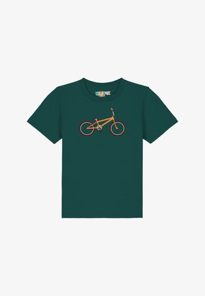 Türkisfarbenes T-Shirt mit kurzen Ärmeln, das ein orangefarbenes Fahrradmotiv mit roten Akzenten zeigt, vor einem schlichten weißen Hintergrund. Weiche Stofftextur.